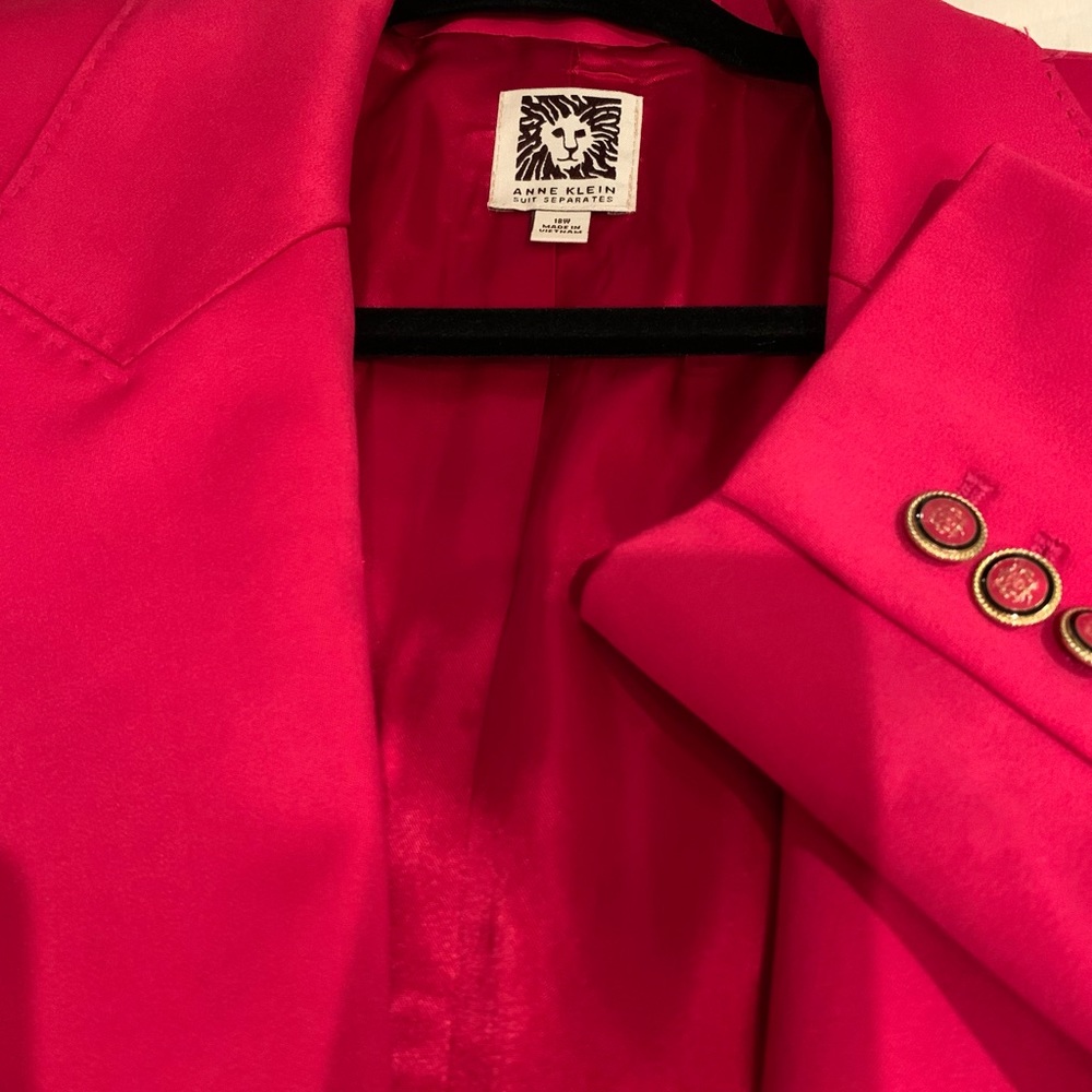 This ANNE KLEIN BLAZER is perfect for the office or virtual meetings.